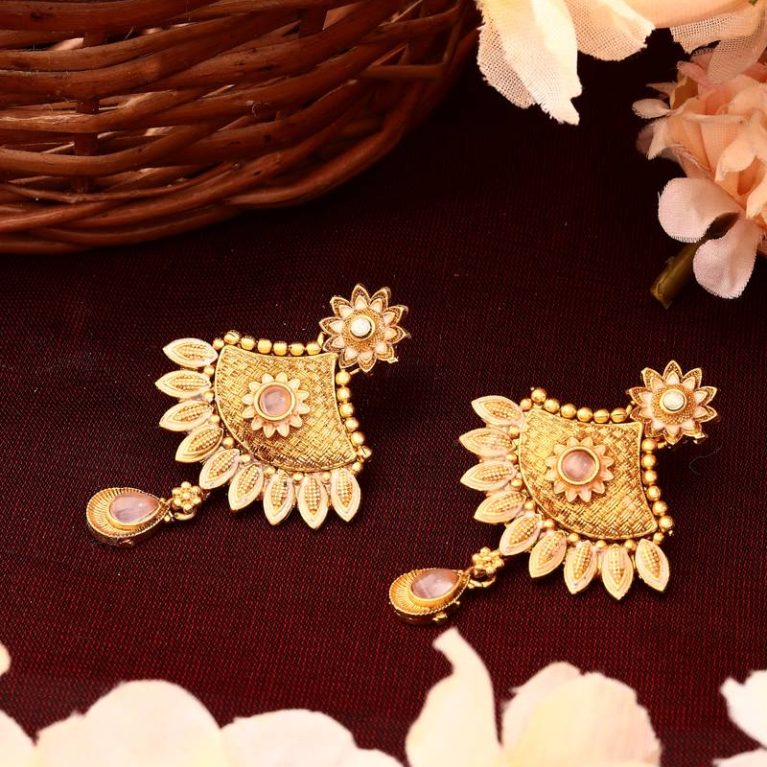 Pink gold floral shaped earring